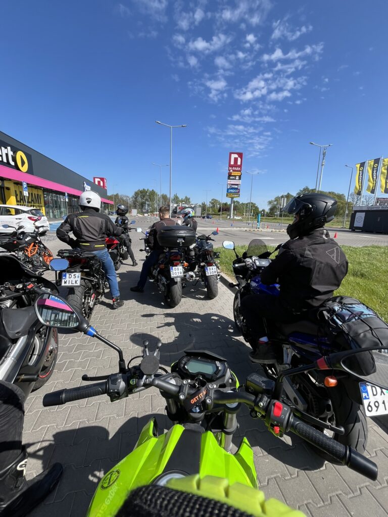 Trening jazdy precyzyjnej - moto gymkhana z perspektywy wynajętego motocykla 125